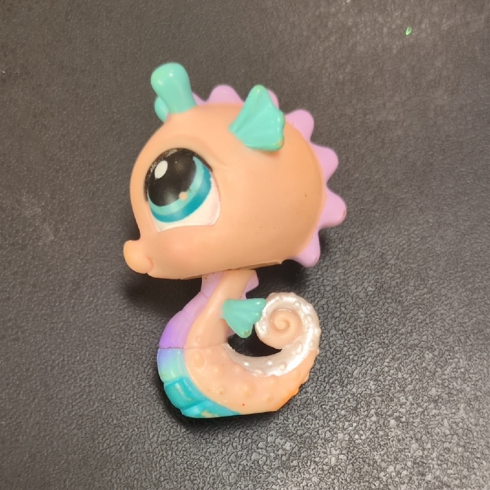 LPS Littlest Pet Shop 142 Pink Seahorse Blue Dot Eyes Hasbro.